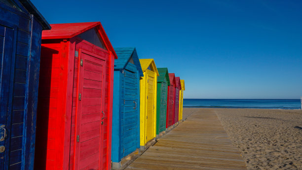 在沙滩的入口处有色彩鲜艳的海滩小屋。图片下载