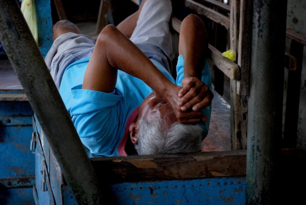 一个人累得睡着了图片下载