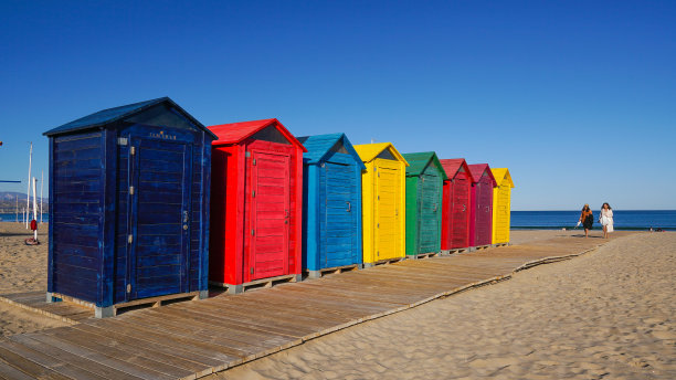 在沙滩的入口处有色彩鲜艳的海滩小屋。图片下载