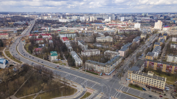 城市屋顶景观。鸟瞰城市。从无人机的城市。航拍照片。无人机拍摄的城市景观。城市景观。图片下载