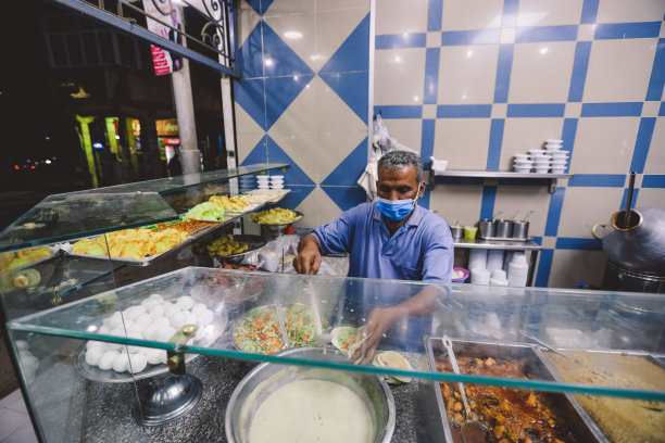 埃及吉萨市中心的阿拉伯街头美食:鸡蛋和沙拉三明治图片下载