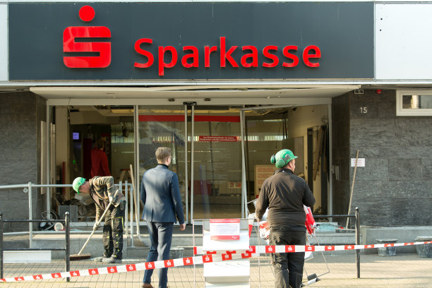 前一天晚上，储蓄银行的ATM机。维森被炸飞了。德国一家银行的自动取款机爆炸的后果。工人们清除碎玻璃并检查爆炸现场。图片下载