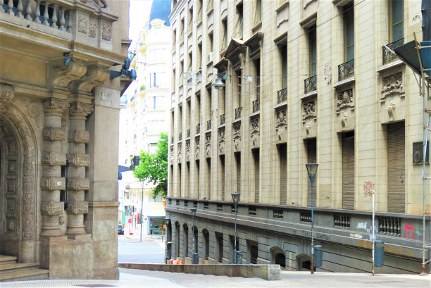 拉瓦列街——布宜诺斯艾利斯的拉瓦列街。Bunge y Born建筑(Bunge y Born大厦)。图片下载
