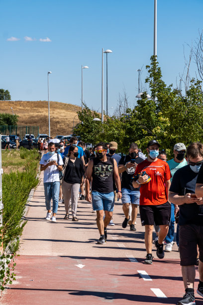 瓦尔德贝巴斯医院护士伊莎贝尔·岑德尔(Isabel Zendal)外排起了长队，等待接种Covid-19疫苗图片下载