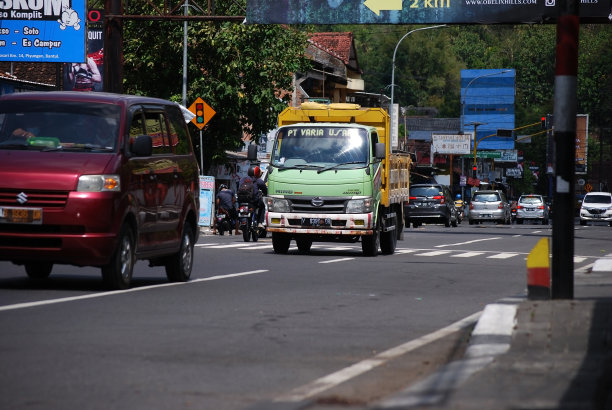 一辆满载的卡车正在穿过高速公路图片下载