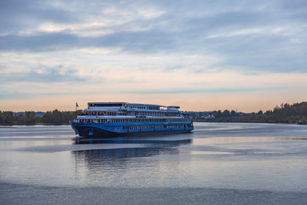 舒适的四甲板船正在河上航行图片下载