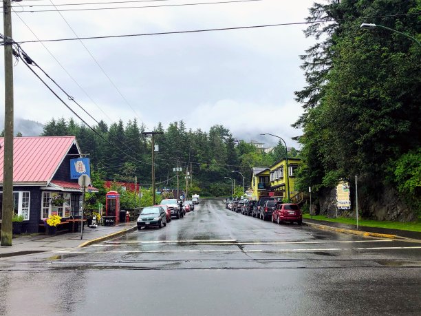 这张照片拍摄的是加拿大不列颠哥伦比亚省鲁珀特王子(Prince Rupert)牛湾(Cow Bay)的历史街区，街道上有商店和餐馆图片下载