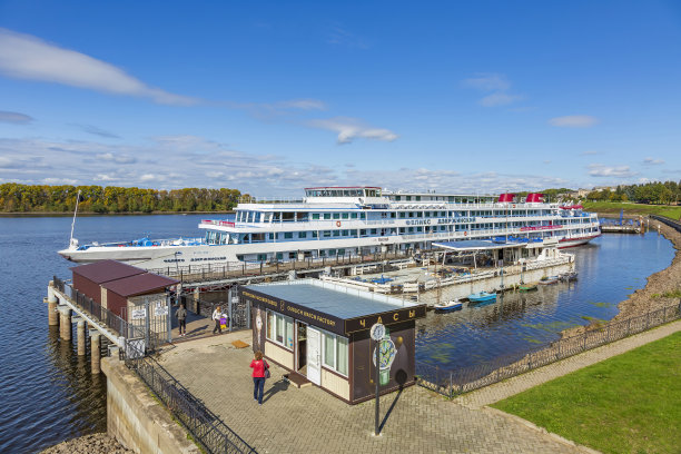 舒适的四甲板船停泊在河堤上图片下载