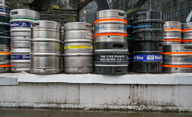 不同品牌的啤酒桶或钢桶在当地的英国酒吧后面图片下载