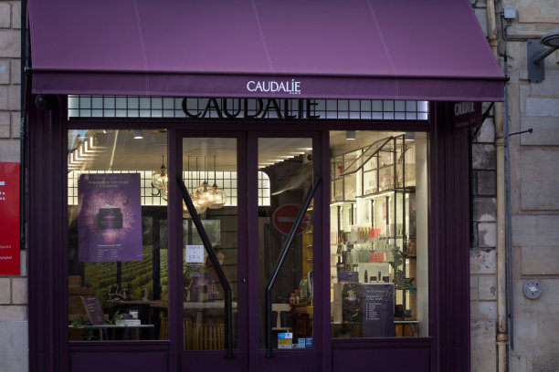 在波尔多他们当地的零售商前面的caaudalie标志。caualie是一家遍布世界各地的法国化妆品美容产品。图片下载