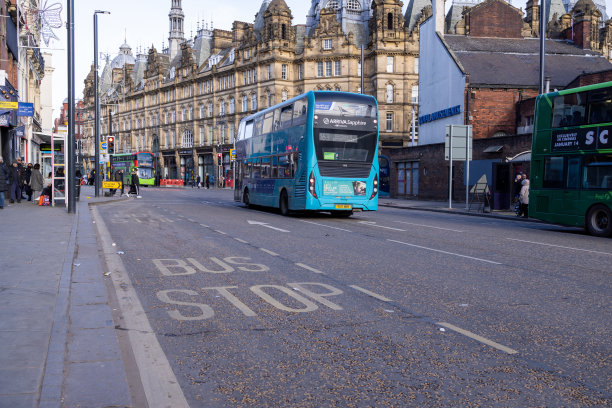 利兹市中心的照片，展示了利兹柯克盖特市场和道路的交通和主要道路上的公共汽车图片下载