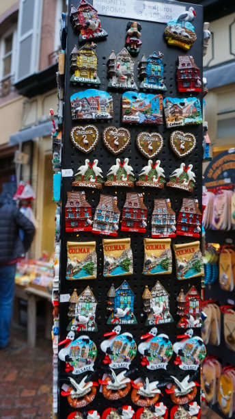 法国科尔马街上的纪念品商店图片下载