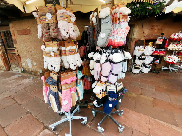 法国阿尔萨斯斯特拉斯堡巴黎圣母院大教堂沿街的纪念品商店图片下载