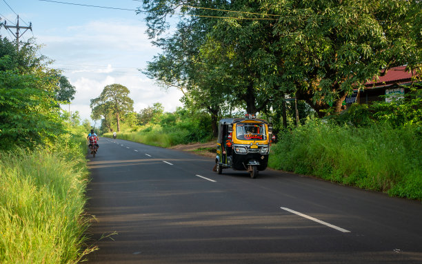 传统的黑黄三轮车也被广泛用作乡村的公共交通工具。Ratnagiri街道上的印度公共交通。图片下载