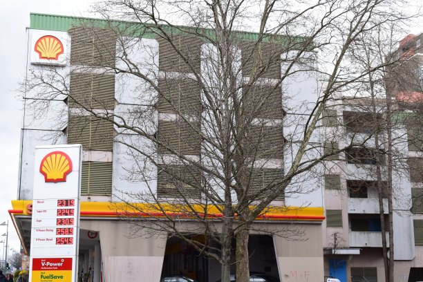 加油站上面有建筑物图片下载