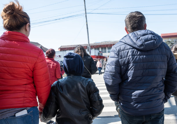 行人过马路。图片下载