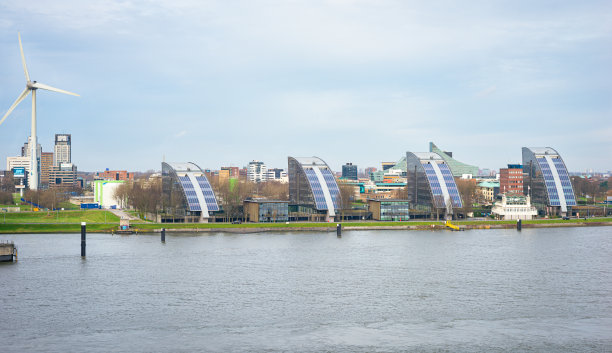 鹿特丹附近的“Nieuwe Maas”河畔的现代办公室图片下载