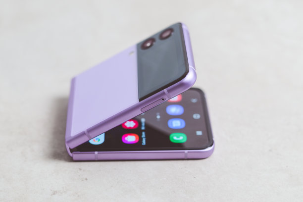 桌上有计算器的手机特写镜头图片下载