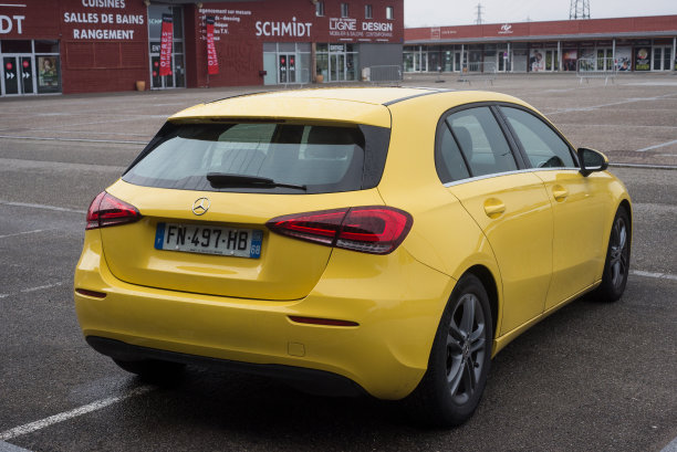 停在街上的黄色奔驰A45轿车的后视图图片下载