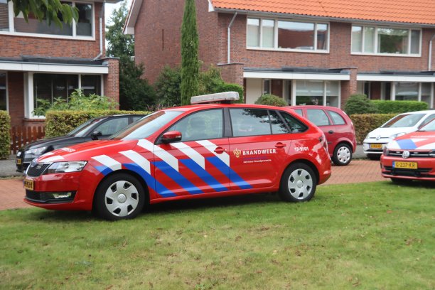 在鹿特丹内塞兰德市的一家心理健康护理机构，消防员正在救火图片下载