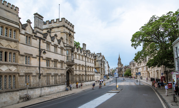 有商店、咖啡馆和行人的商业街景观图片下载