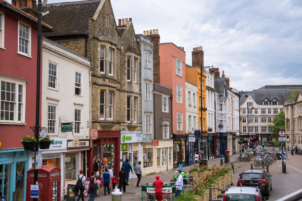 有商店、咖啡馆和行人的商业街景观图片下载