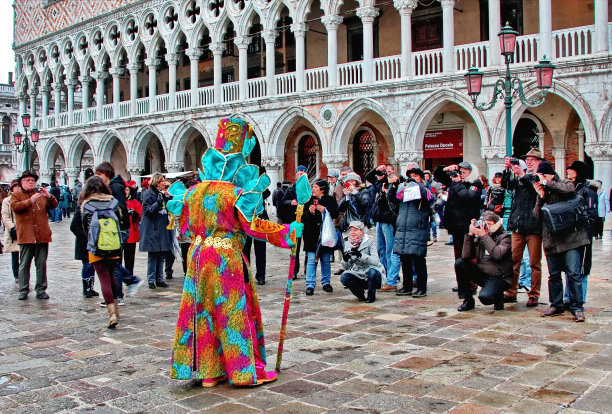 意大利威尼斯狂欢节期间，人们聚集在圣马可广场，拍摄化妆舞会的照片图片下载