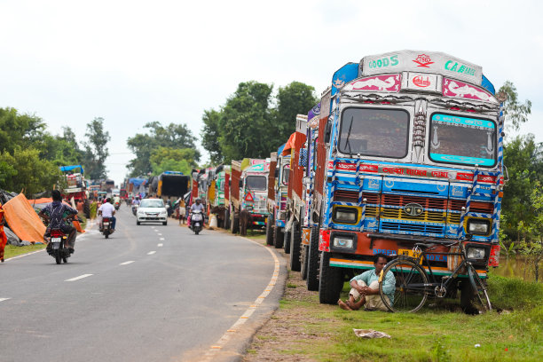 2021年印度西孟加拉邦洪水：难民营里玩耍的孩子们图片下载