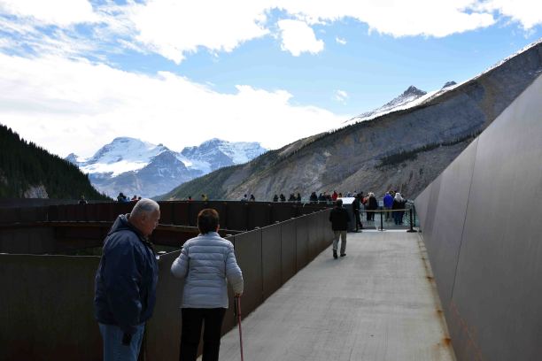 加拿大阿尔伯塔省，冰川空中步道，贾斯珀国家公园，落基山脉，人们散步，拍照图片下载