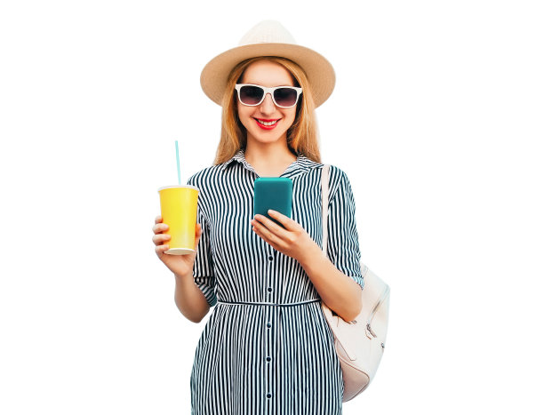 夏天的照片上，年轻女子带着智能手机和一杯果汁，戴着草帽，背包孤立在白色的背景上图片下载