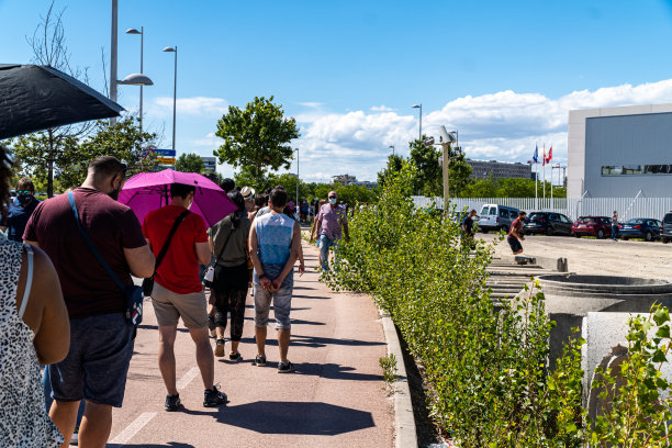 瓦尔德贝巴斯医院护士伊莎贝尔·岑德尔(Isabel Zendal)外排起了长队，等待接种Covid-19疫苗图片下载