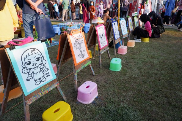 2022年3月31日，印度尼西亚东加里曼丹邦塘，儿童涂画和在购物袋上画水彩画的节日图片下载