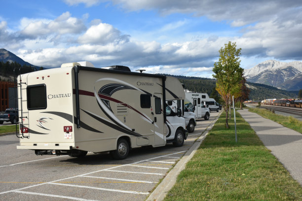 在加拿大阿尔伯塔省的贾斯珀，露营拖车，落基山脉的观点图片下载