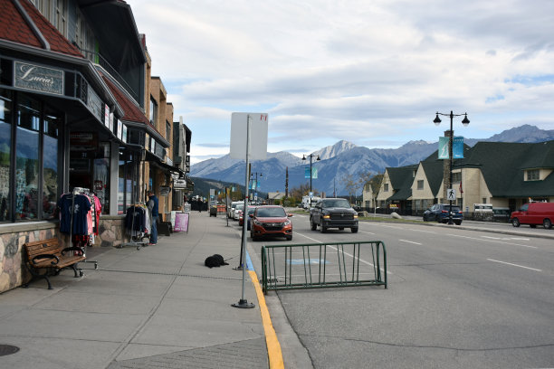 落基山脉，加拿大阿尔伯塔省的贾斯珀，零售商店，陆地车辆图片下载