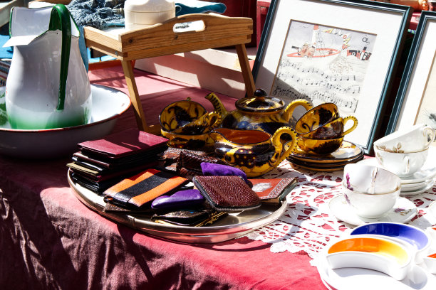 著名的古玩市场在圣斯特凡诺大教堂前和附近的街道上。意大利博洛尼亚图片下载