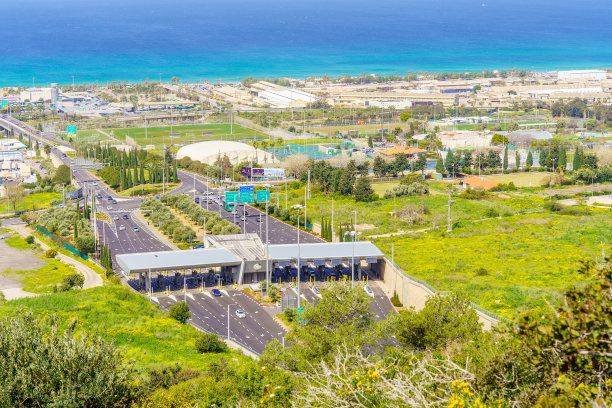 西侧的卡梅尔山和地中海的海法图片下载