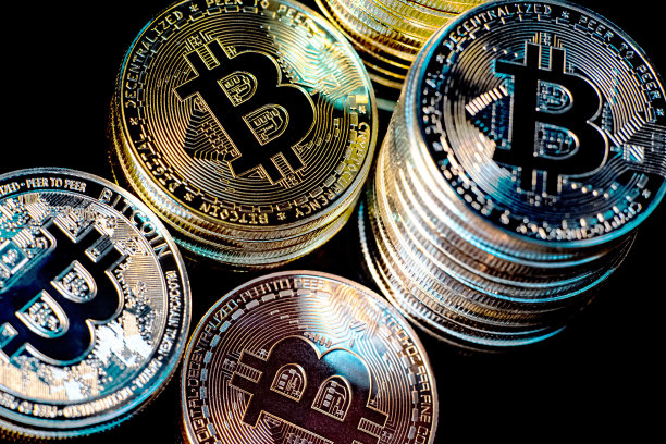 比特币、狗狗币和以太坊等加密货币代币的俯视横版照片图片下载