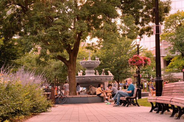 多伦多市民在贝尔茨公园享受阳光，公园内有著名的铸铁狗喷泉雕像图片下载