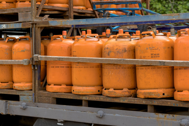 装有家用丁烷气瓶的卡车。过时的能量来源图片下载