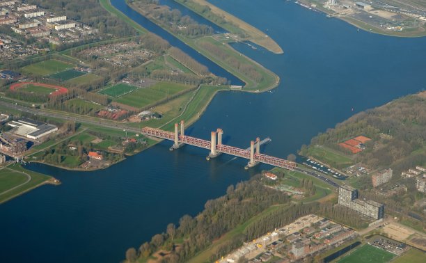 从飞机上俯瞰鹿特丹市的Arial景色图片下载