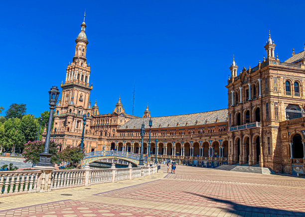 塞维利亚西班牙广场位于西班牙安达卢西亚广场。是玛丽亚路易莎公园的一个广场，历史地标。阿拉伯语陶瓷风格。图片下载