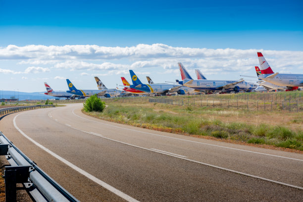 维修机场旁边的道路图片下载