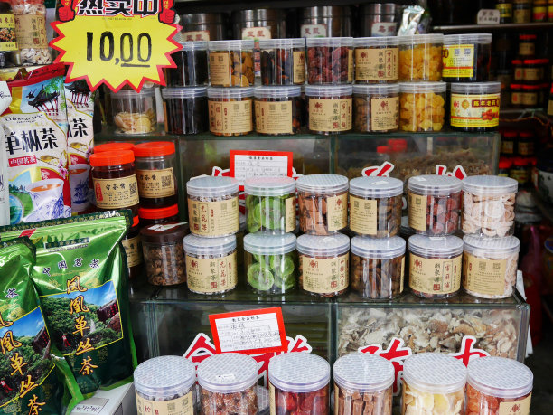 在汕头镇或汕头市的当地现代经典精品店出售纪念品、礼品、时尚服装图片下载