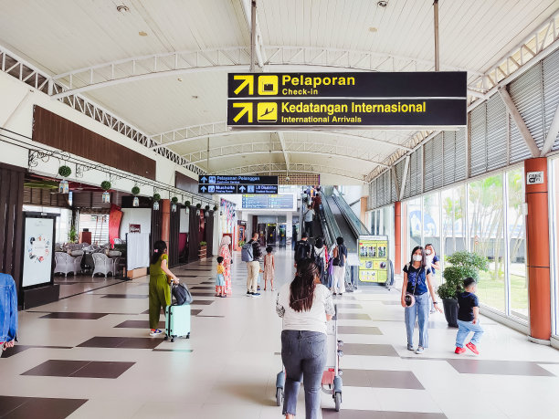 乘客前往检票处图片下载