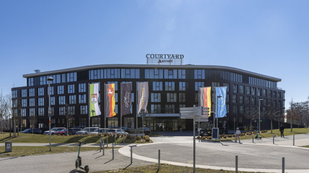 在一个明媚的春日，位于沃尔夫斯堡的万豪庭院酒店图片下载