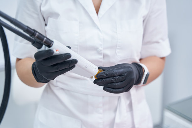 聚焦照片上的美容师说准备设备图片下载