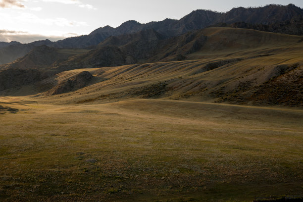 秋天的阿尔泰山水，山谷和山脉的黄金时间。美丽的照片图片下载