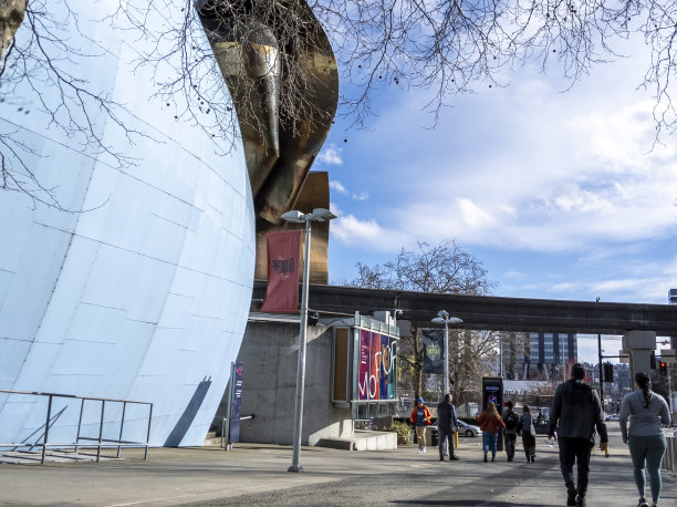 在阴天，流行文化博物馆附近行人交通的侧街视图。图片下载