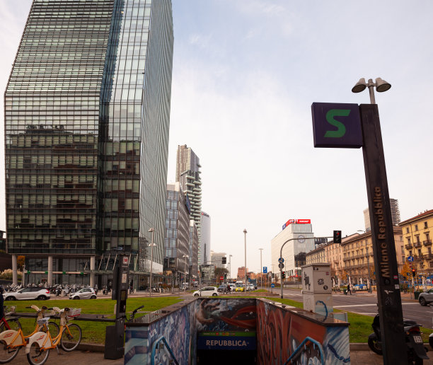 共和国火车站和钻石塔图片下载