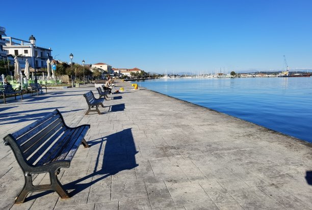 希腊普雷维扎港的普雷维扎市海边的美人鱼雕像图片下载